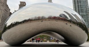 Cloud Gate Sculpture in Millennium Park, Chicago