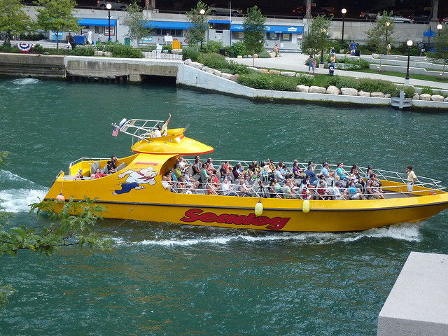 Lakefront speedboat tour Chicago